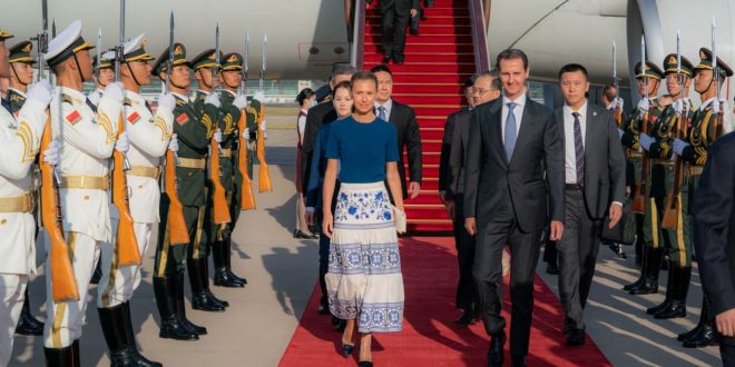 دام برس : دام برس | الرئيس الأسد والسيدة الأولى أسماء الأسد يصلان مطار بكين ويلتقيان الجالية السورية