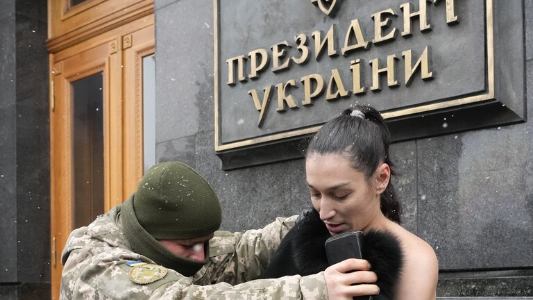 دام برس : دام برس | ناشطة عارية الصدر تحتج أمام مكتب الرئيس الأوكراني على قرار تسجيل النساء لمواجهة روسيا