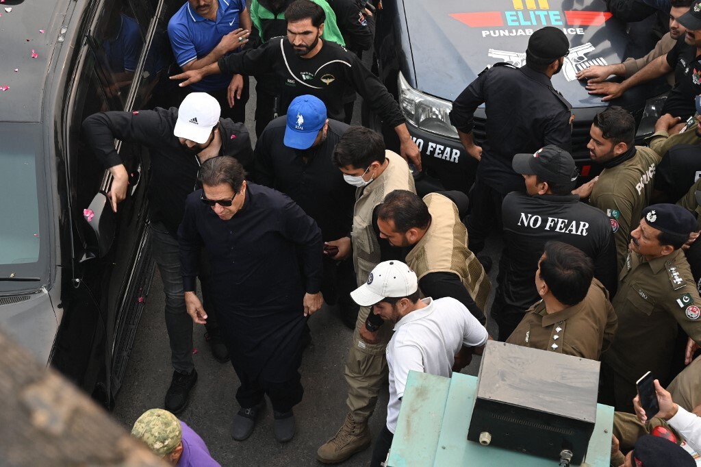 دام برس : دام برس | نجاة عمران خان من محاولة اغتيال استهدفته خلال إحدى الفعاليات لأنصاره
