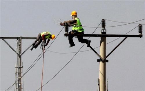 دام برس : بتوجيه من الرئيس الأسد.. تكريم عدد من كوادر الشركات العامة للكهرباء في المحافظات لجهودهم في الحفاظ على مكونات المنظومة الكهربائية
