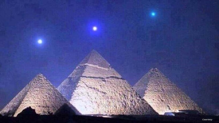 دام برس : حقيقة صورة اصطفاف الكواكب فوق أهرامات مصر
