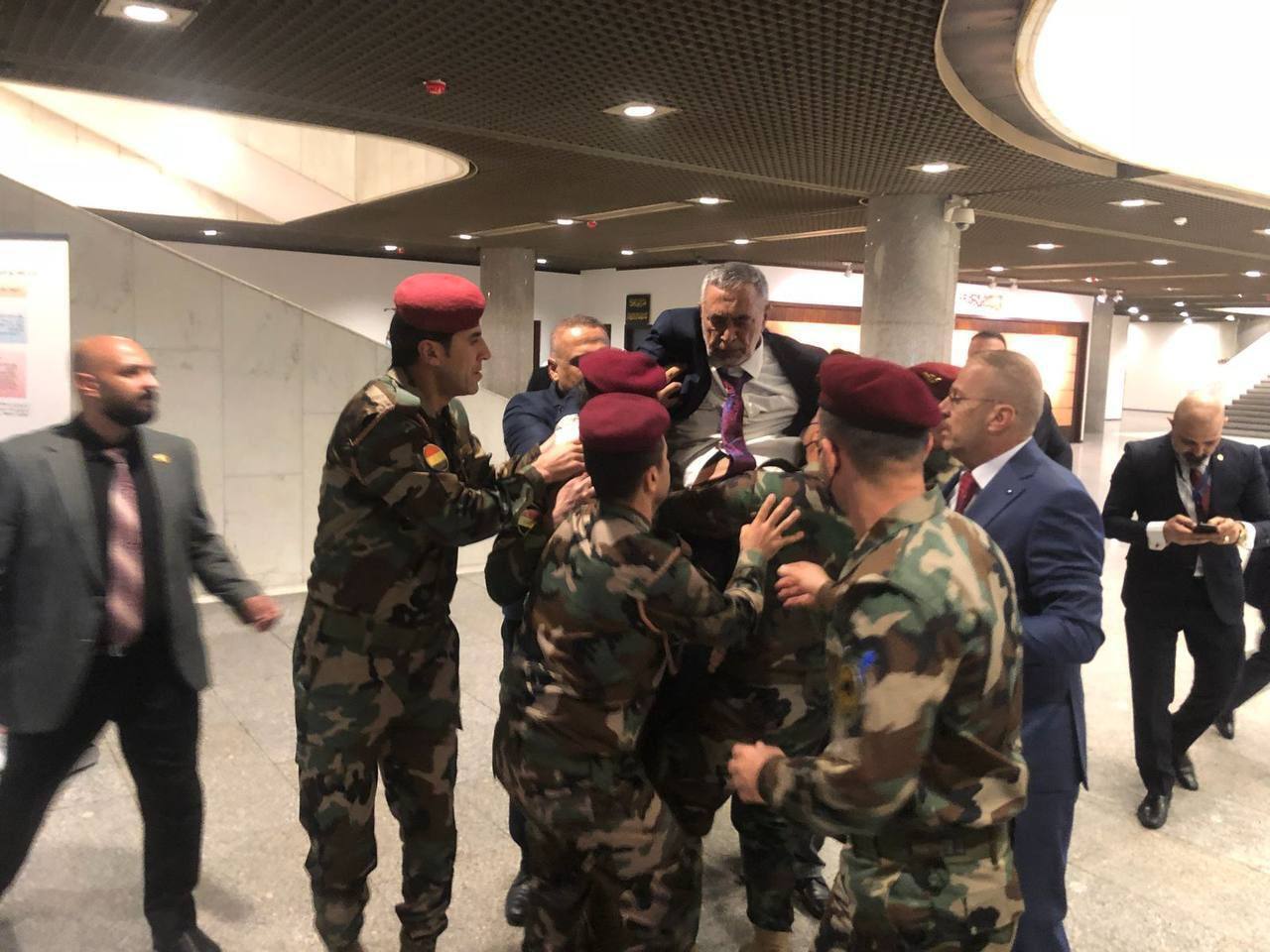 دام برس : دام برس | شجار في أولى جلسات البرلمان العراقي بعد انتخاب محمد الحلبوسي رئيساً له يتسبب بنقل رئيس السن إلى المستشفى