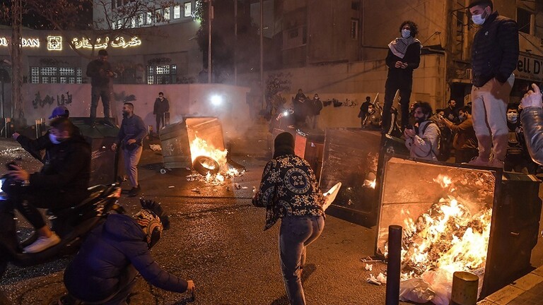 دام برس : لبنان.. محتجون يقطعون عدداً من الطرق.. وانفجار غامض يهز مدينتين جنوبي البلاد