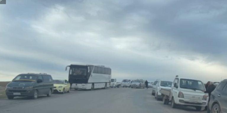 دام برس : مئات السوريين الأكراد يغادرون شمال شرق البلاد من معبر الوليد الحدودي