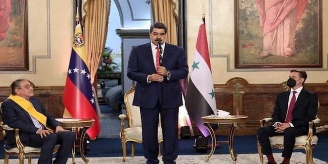 دام برس : مادورو خلال تقليده سفير سورية وسام الاستحقاق: سأزور سورية قريباً ونحن معجبون ببطولة شعبها ضد الإرهاب