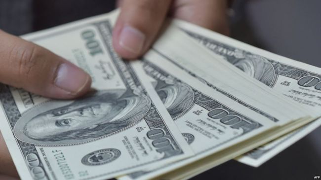 دام برس : مجلة شبيغل: الدولار الأمريكي قد يفقد مكانته كعملة نقدية رئيسية في العالم