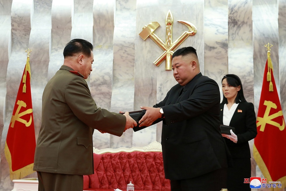 دام برس : دام برس | كيم جونغ أون يهدي مسدسات تذكارية للقادة العسكريين في ذكرى الهدنة