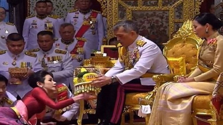 دام برس : دام برس | ملك تايلاند يستعيد عشيقته التي صارت زوجته الثانية ويعيد لها ألقابها الملكية ورتبها العسكرية