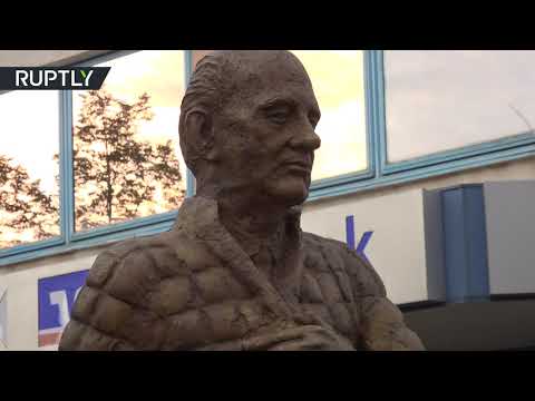 دام برس : دام برس | ألمانيا ترفع الستار عن تمثال للزعيم السوفيتي ميخائيل غورباتشوف وسط البلاد
