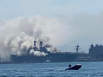 دام برس : نشوب حريق كبير في سفينة تابعة للبحرية الأمريكية في سان دييغو