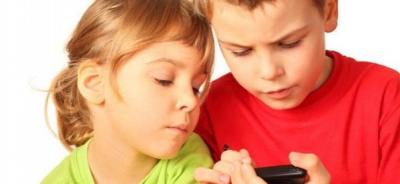 دام برس : الهواتف الذكية خطر جديد على الطفولة .. وكاريزما الهواتف تنافس بين الأهالي على امتلاك الأحدث والأفضل