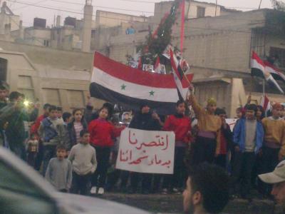 دام برس : ودعوا العام 2013 بطريقتهم الخاصة...أهالي حي العباسية في حمص يكرمون الشهداء في اليوم الاخير من العام