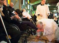 دام برس : دام برس | بابا الفاتيكان يغسل ويُقبّل أقدام المعاقين بينهم رجل مسلم ليبي
