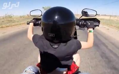دام برس : دام برس | فيديو: طفل عمره 6 سنوات يقود دراجة والده من نوع هارلي