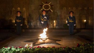 دام برس : موسكو تحيي يوم الحزن والذكرى وبوتين يحمل الزهور للجندي المجهول