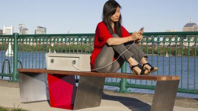 دام برس : مقاعد ذكية مجهزة بخلايا شمسية في بلدية بوسطن