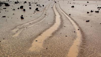 دام برس : العلماء يحاولون تفسير ظاهرة الصخور المبحرة في صحراء كاليفورنيا