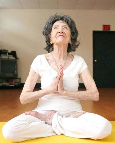 دام برس : دام برس | أمريكية في 96 من عمرها تدرب اليوغا