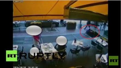 دام برس : دام برس | بالفيديو .. رجل يلقي قنبلة دخان على رواد مطعم من فتحة نفق تحت الأرض