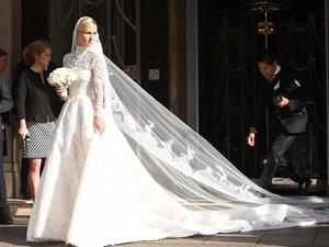 دام برس : دام برس | باريس هيلتون وصيفة شرف في زفاف شقيقتها نيكي والعروس تتعرض لموقف محرج بسبب فستانها ذو الـ31 عاماً