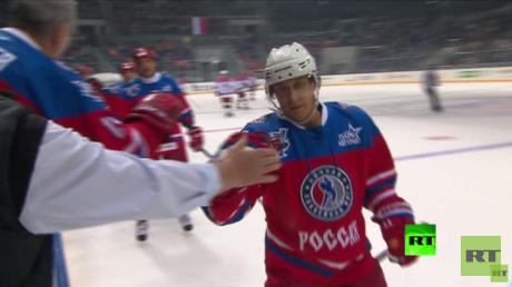 دام برس : دام برس | فيديو... بوتين يلعب بهوكي الجليد في يوم عيد ميلاده الـ 63