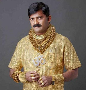 دام برس : دام برس | ثري هندي يشتري قميصاً من الذهب لمُغازلة النساء
