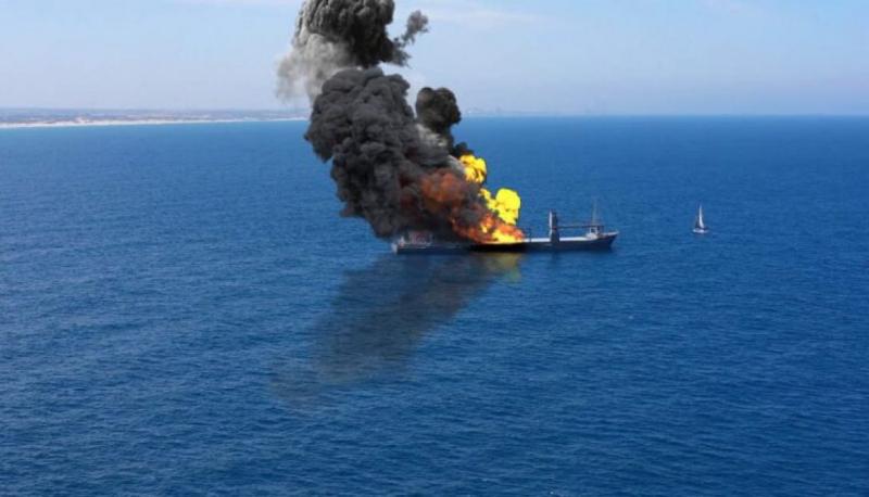 دام برس : دام برس | نشوب حريق في سفينة مرتبطة بإسرائيل بعد هجوم بطائرة مسيرة في المحيط الهندي