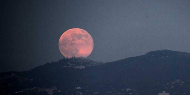 دام برس : لماذا يتجمّل القمر باللون الأحمر أحياناً ؟
