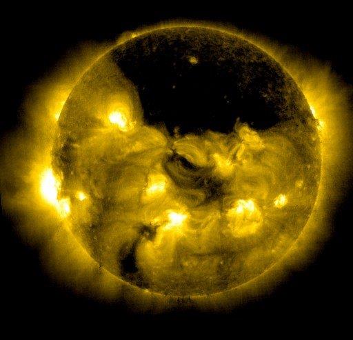 دام برس : دام برس | علماء الفلك يكتشفون بقعة مظلمة كبيرة تغطي ربع الشمس