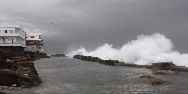 دام برس : المياه تدخل عدداً من الأزقة والحارات في جزيرة أرواد جراء ارتفاع أمواج البحر
